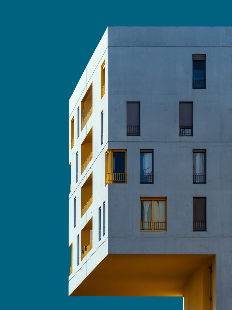 Bâtiment moderne en calme céleste, photographie minimaliste grand format