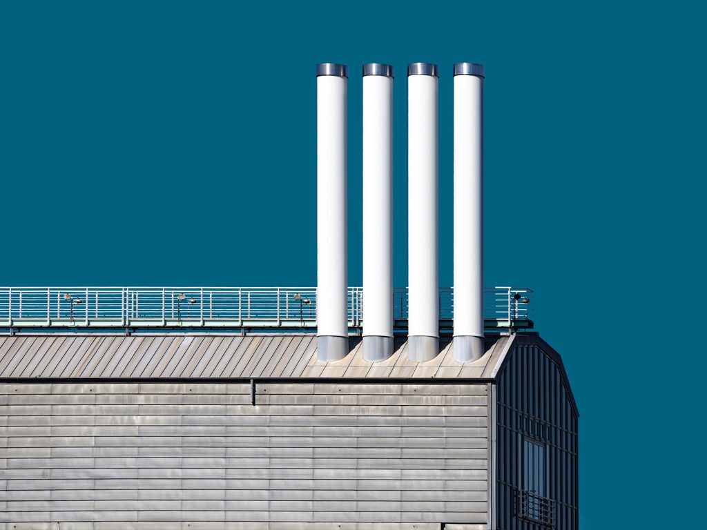 Photographie d'un bâtiment vertigineux sur fond d'azur, tirage d'art limité