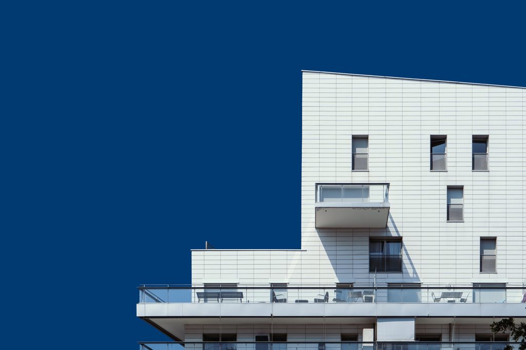 Portrait minimaliste d'un bâtiment moderne sous un horizon azur, tirage d'art en édition limitée