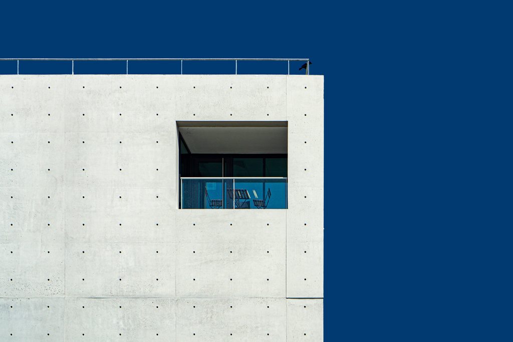 Écho d'un bâtiment moderne sur un fond bleu azur, photographie d'art en édition limitée