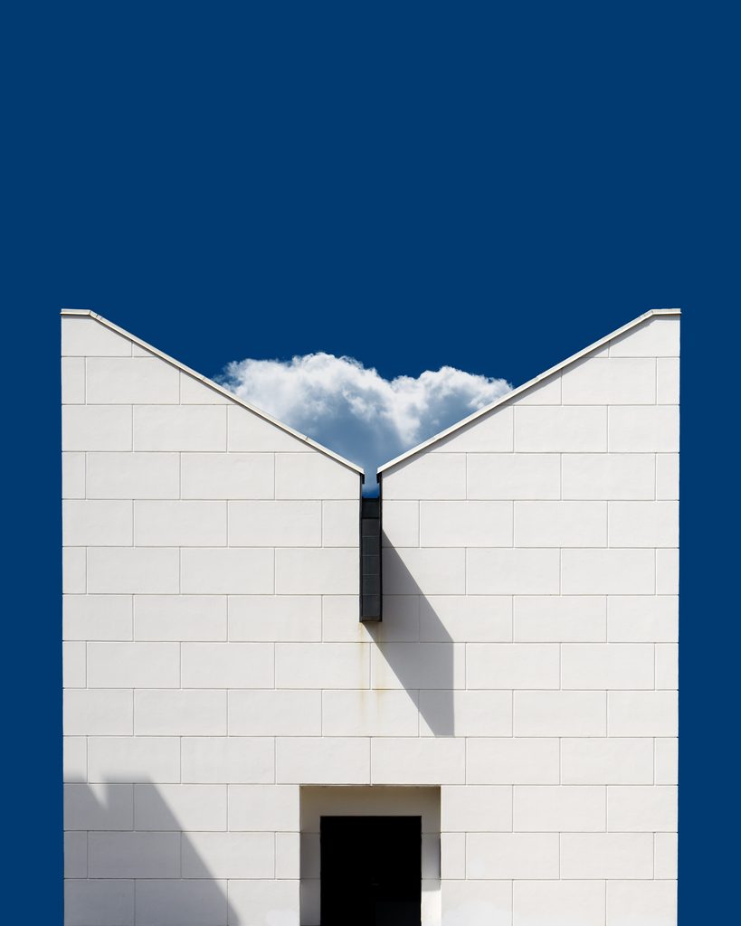 Bâtiment architectural isolé contre un ciel brisé, photographie d'art grand format