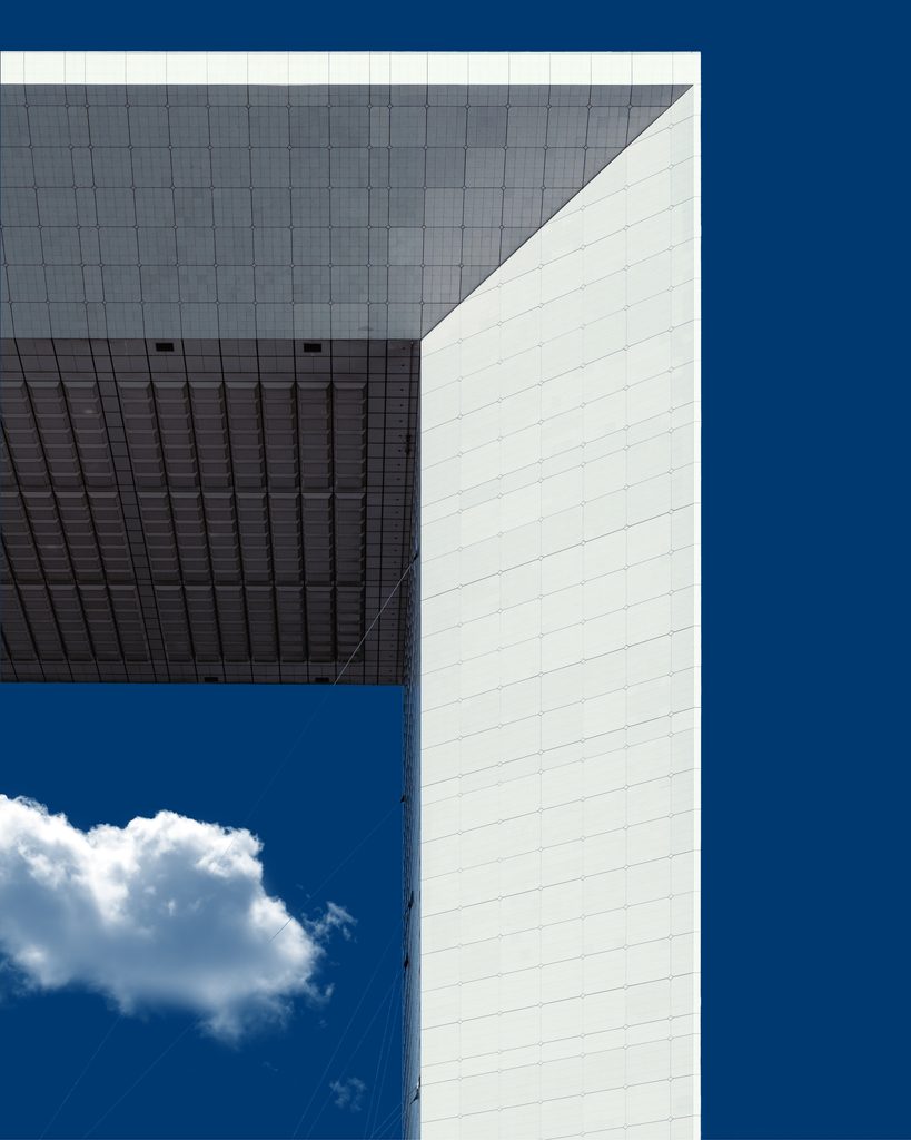 Photographie d'un bâtiment moderne avec des ombres d'acier sur fond bleu, tirage d'art limité