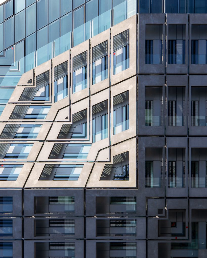 Composition kaléidoscopique et symétrique d'une façade vitrée, tirage photo d'art grand format en édition limitée"