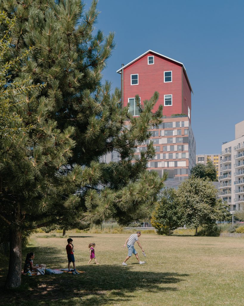 Photographie surréaliste recréant des réalités parallèles à travers des collages numériques d’architectures et de paysages