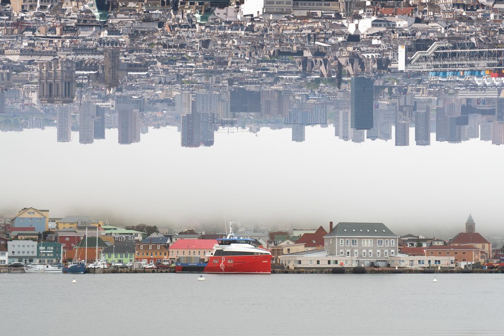 Photographie plasticienne représentant la juxtaposition de paysages insulaires et urbains, tirage d’art limité