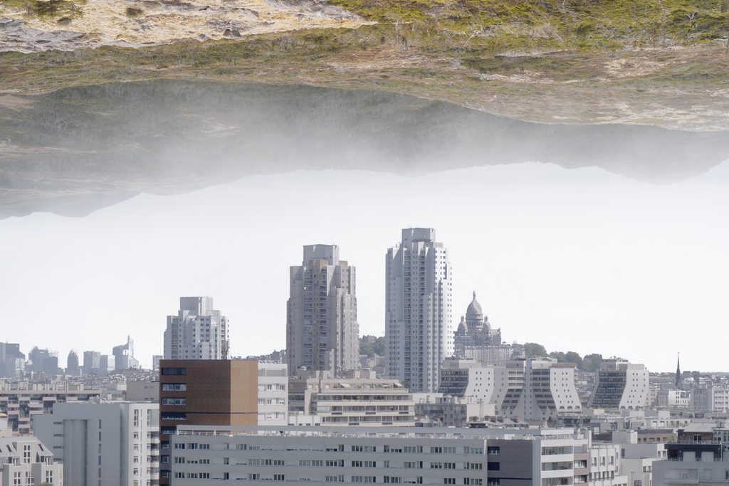 Photomontage artistique d’un diptyque juxtaposant un paysage insulaire et une vue urbaine, tirage d’art plastique en édition limitée