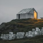 Maison moderniste isolée en béton avec une lumière chaleureuse, entourée d’appareils abandonnés dans un paysage désert, de la série Deus Ex Urbana