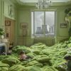 Appartement parisien envahi par de la mousse verte, avec des cheminées industrielles à l'extérieur, symbolisant l'invasion de la nature dans la ville