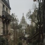 Basilique du Sacré-Cœur entourée de jungle et d’immeubles abandonnés.