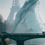 Immense iceberg près de la Tour Eiffel sur la Seine.